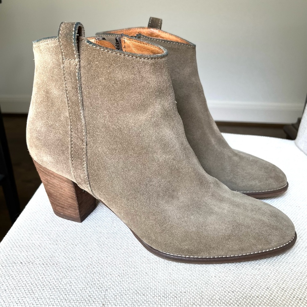 Madewell Billie Western style ankle boot in tan olive suede (size 9)